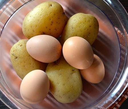 Отварной картофель и яйца