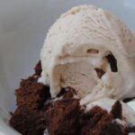Самый вкусный дуэт — нежное шоколадное мороженое и хрустящий фундук