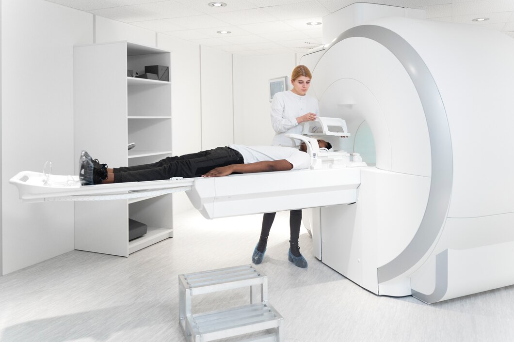 https://ru.freepik.com/free-photo/full-shot-patient-getting-ct-scan_24482095.htm#fromView=search&page=1&position=1&uuid=199d42ae-bfa3-4db9-938c-b056a685dbe4